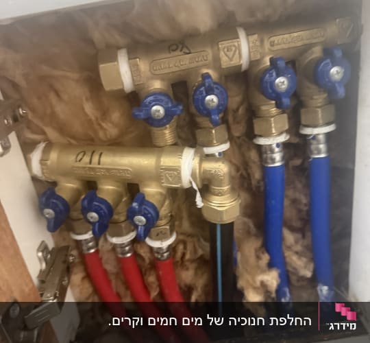 התקנת מרכזיית מים וצנרת מים חמים וקרים בארון שירות